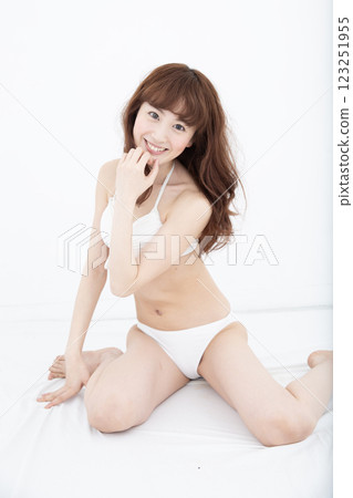 穿著白色比基尼泳衣的女人 穿著白色比基尼泳衣的女人 123251955
