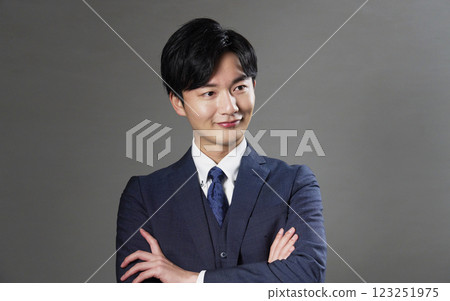 商人肖像黑背景 123251975