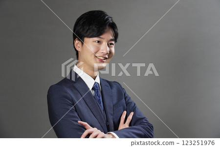 商人肖像黑背景 123251976