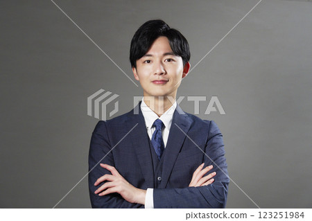 商人肖像黑背景看著相機 123251984