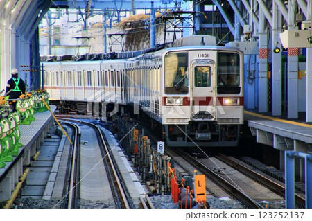 10000 系列列車駛往東京晴空塔站,該站的出站線路即將進行高架化。 10000 系列列車駛往東京晴空塔站,該站的出站線路即將進行高架化。 123252137