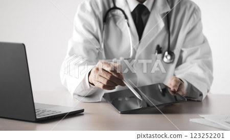 Consultation with a doctor for systematic health management. 123252201
