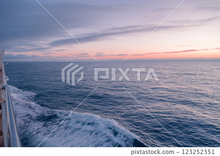 [從向日葵富良野出發前往苫小牧的日出] 123252351