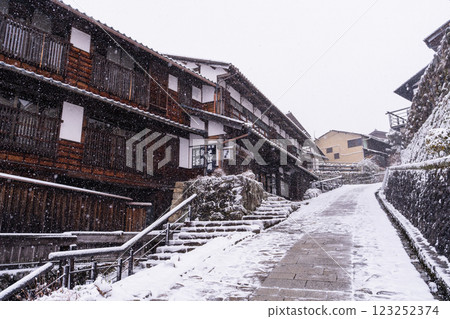 <Nagano Prefecture> Snow falling at Magome-juku, a post town on the Kisoji road 123252374