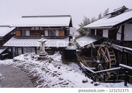 <Nagano Prefecture> Snow falling at Magome-juku, a post town on the Kisoji road 123252375