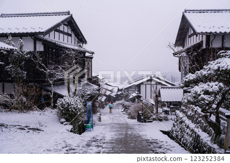 <Nagano Prefecture> Snow falling at Magome-juku, a post town on the Kisoji road <Nagano Prefecture> Snow falling at Magome-juku, a post town on the Kisoji road 123252384