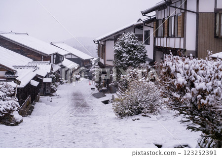 <Nagano Prefecture> Snow falling at Magome-juku, a post town on the Kisoji road 123252391