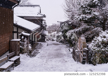 <長野縣>木曾路驛站馬籠宿降雪 123252398