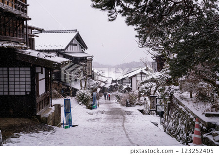 <長野縣>木曾路驛站馬籠宿降雪 123252405