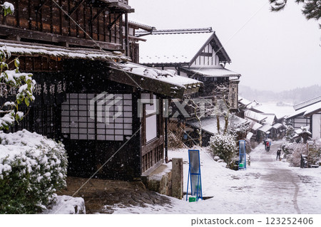 <長野縣>木曾路驛站馬籠宿降雪 123252406