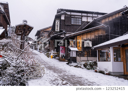 <長野縣>木曾路驛站馬籠宿降雪 123252415