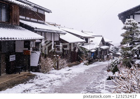 <長野縣>木曾路驛站馬籠宿降雪 123252417