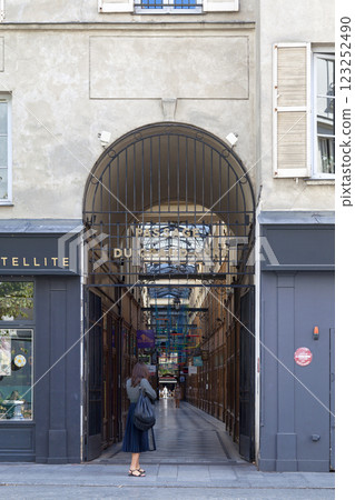 The passage du Grand-Cerf in Paris 123252490