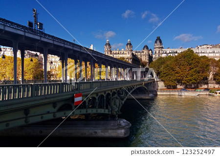 The pont de Bir-Hakeim over the Seine river in Paris The pont de Bir-Hakeim over the Seine river in Paris 123252497