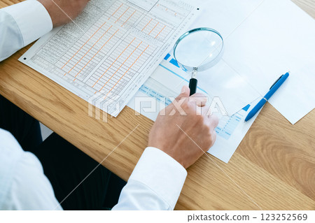 檢查文件的男性手 123252569