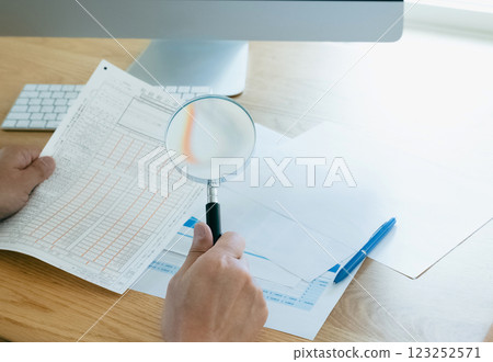 檢查文件的男性手 檢查文件的男性手 123252571