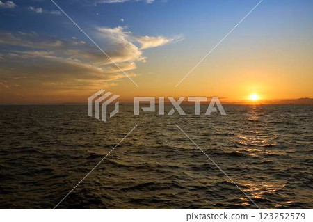 【伊勢灣】橙色夕陽西下 123252579