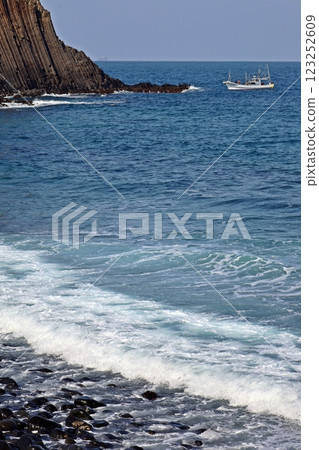 一艘漁船駛入玄武岩洞科亞正門 123252609