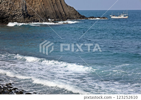 一艘漁船靠近科亞門 123252610