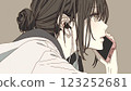 “女人在智慧型手機上說話，表情嚴肅，思考” 123252681