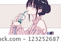 “一位女士在咖啡館喝飲料，時尚而放鬆” 123252687