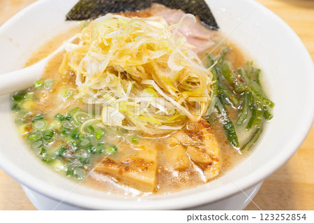 Delicious soy sauce tonkotsu ramen with green onions 123252854