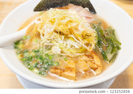 Delicious soy sauce tonkotsu ramen with green onions 123252856