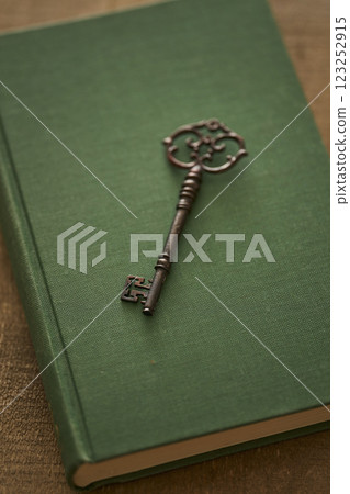 古書和鑰匙的圖片 古書和鑰匙的圖片 123252915