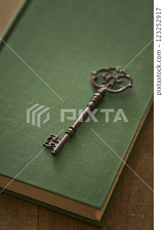 古書和鑰匙的圖片 古書和鑰匙的圖片 123252917
