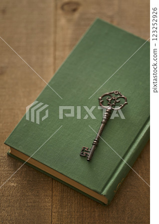 古書和鑰匙的圖片 123252926