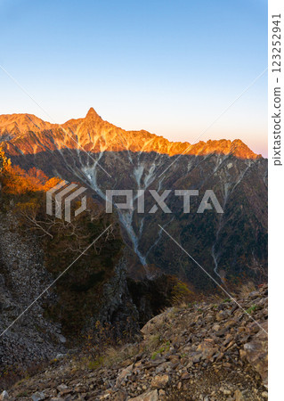 從木作新道眺望槍山的朝霞 沿著北阿爾卑斯山表銀座橫斷面攀登槍山 從木作新道眺望槍山的朝霞 沿著北阿爾卑斯山表銀座橫斷面攀登槍山 123252941