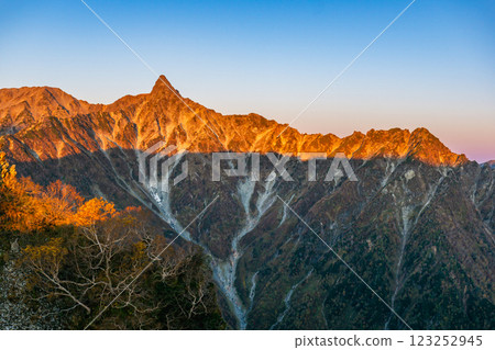 從木作新道眺望槍山的朝霞 沿著北阿爾卑斯山表銀座橫斷面攀登槍山 從木作新道眺望槍山的朝霞 沿著北阿爾卑斯山表銀座橫斷面攀登槍山 123252945