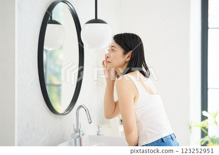 A woman who is concerned about wrinkles around the eyes 123252951