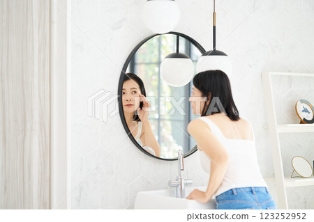 擔心眼周皺紋的女性 123252952
