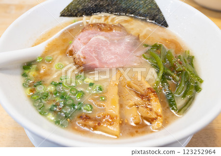 美味的醬油豬骨拉麵 123252964