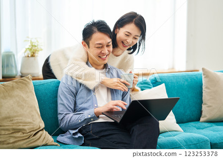 一對夫婦一邊看著電腦顯示器一邊聊天 123253378