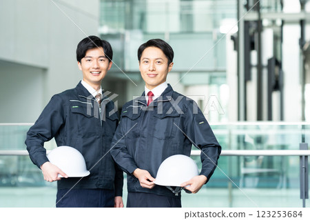 辦公大樓內工作人員。 123253684