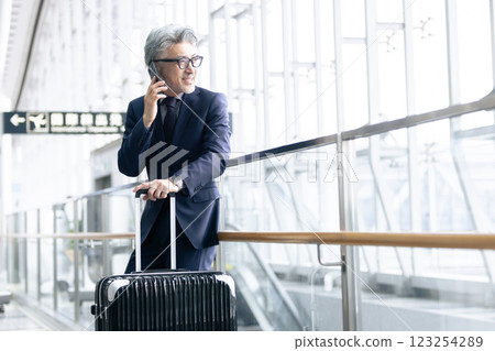 中年男性，機場，商務旅行（已獲得財產釋放書且已通過設施檢查材料） 123254289