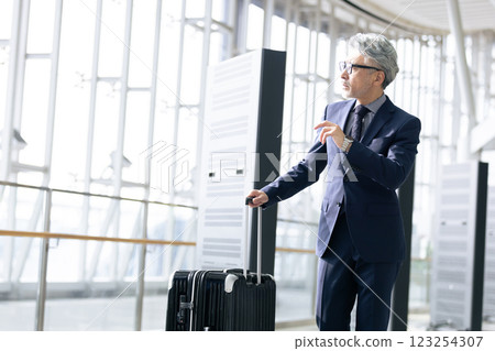 中年男性，機場，商務旅行（已獲得財產釋放書且已通過設施檢查材料） 123254307