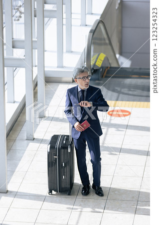 Middle-aged man, airport, business trip (property release obtained & facility inspection passed material) Middle-aged man, airport, business trip (property release obtained & facility inspection passed material) 123254323