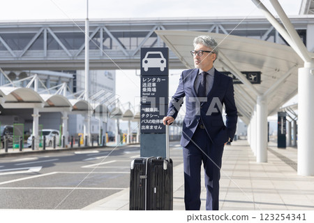 中年男性，機場，商務旅行（已獲得財產釋放書且已通過設施檢查材料） 123254341