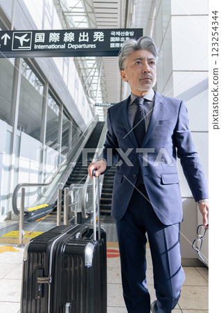Middle-aged man, airport, business trip (property release obtained & facility inspection passed material) Middle-aged man, airport, business trip (property release obtained & facility inspection passed material) 123254344