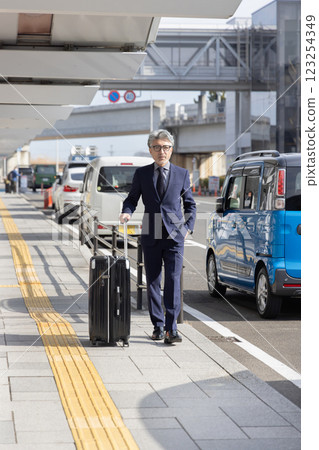 中年男性，機場，商務旅行（已獲得財產釋放書且已通過設施檢查材料） 123254349