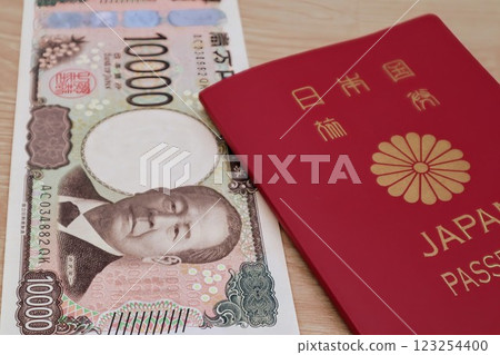 日本護照和新版 10,000 日元鈔票 日本護照和新版 10,000 日元鈔票 123254400