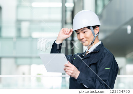 在辦公大樓內工作的男性職員。 123254790