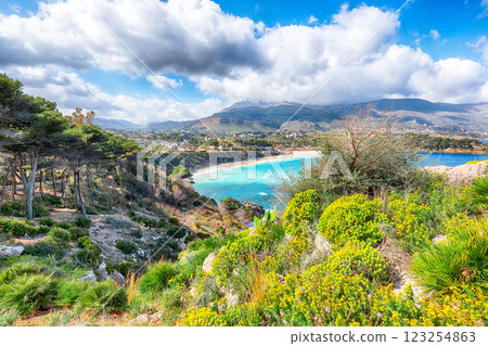 Superb seascape of Guidaloca Beach near Castellammare del Golfo. 123254863