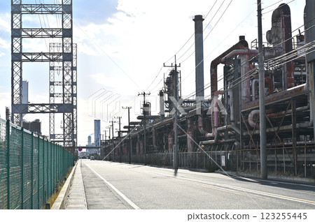 京濱工業區的一條工業道路,兩旁林立著工廠 京濱工業區的一條工業道路,兩旁林立著工廠 123255445