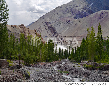 印度北部拉達克地區阿爾奇的一座小水壩，該地區被稱為「小西藏」。 123255641