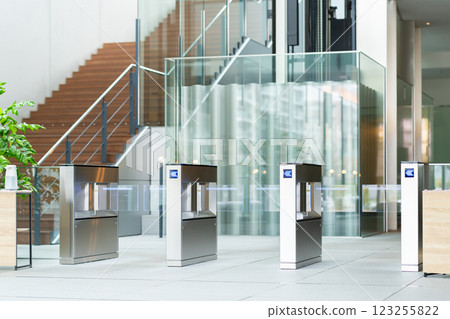 安檢門 拍攝合作:SKY Perfect Tokyo Media Center 安檢門 拍攝合作:SKY Perfect Tokyo Media Center 123255822