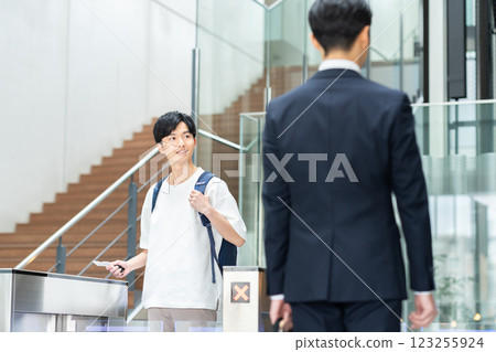 辦公大樓入口。 辦公大樓入口。 123255924